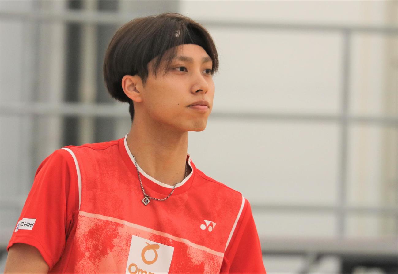 練習を公開したバドミントン男子の奈良岡（撮影・藤塚大輔）