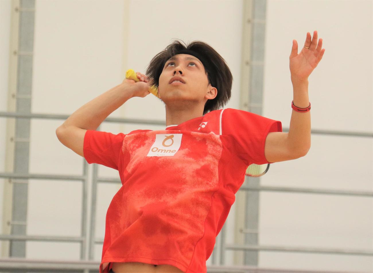 練習を公開したバドミントン男子の奈良岡（撮影・藤塚大輔）