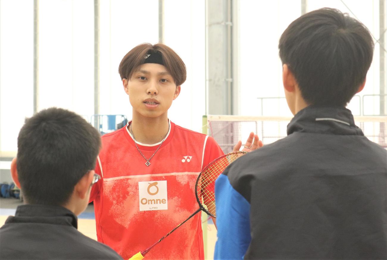 中学生へバドミントンを指導する奈良岡（撮影・藤塚大輔）