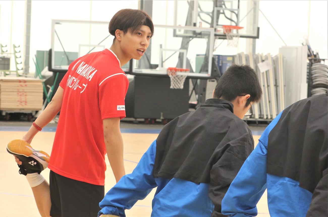 中学生へ声をかけるバドミントン男子の奈良岡（撮影・藤塚大輔）