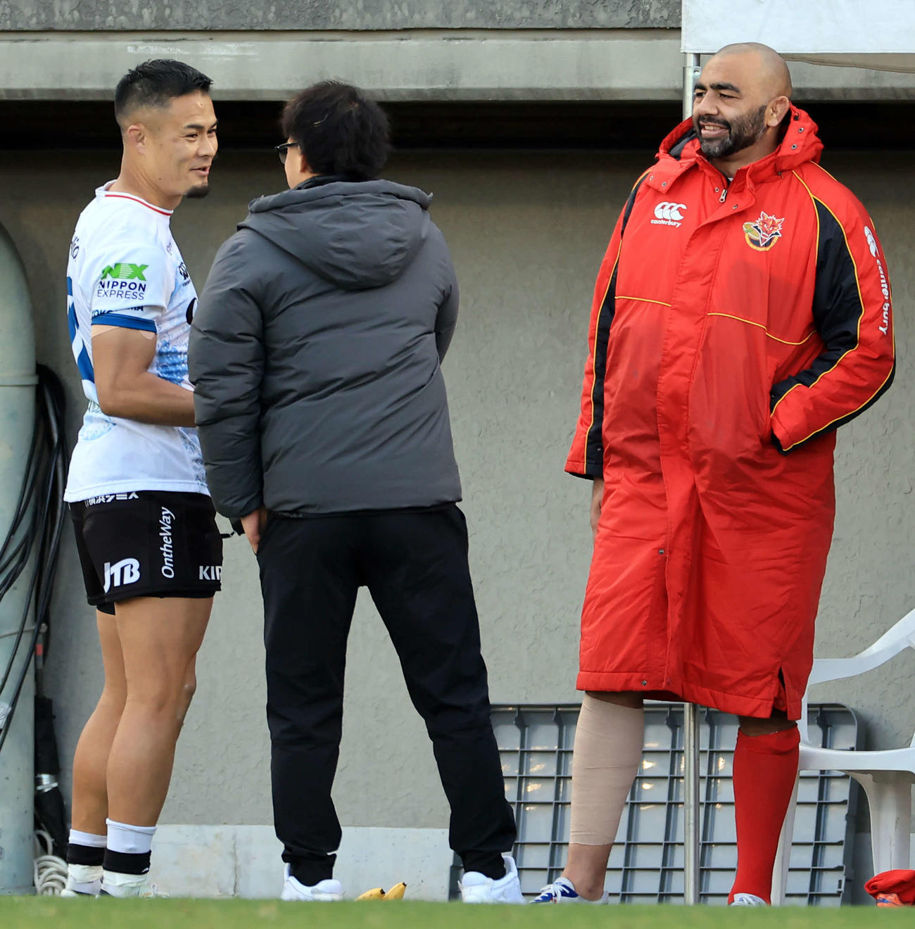 BL東京対横浜　試合後、笑顔で話す横浜田村優（左）とBL東京リーチ・マイケル（右）（撮影・浅見桂子）