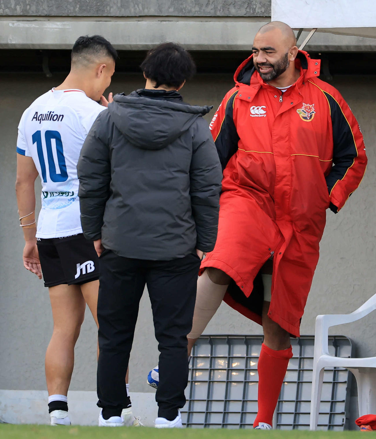 BL東京対横浜　試合後、横浜田村優（左）に右足のテーピング部分を見せるBL東京リーチ・マイケル（右）（撮影・浅見桂子）