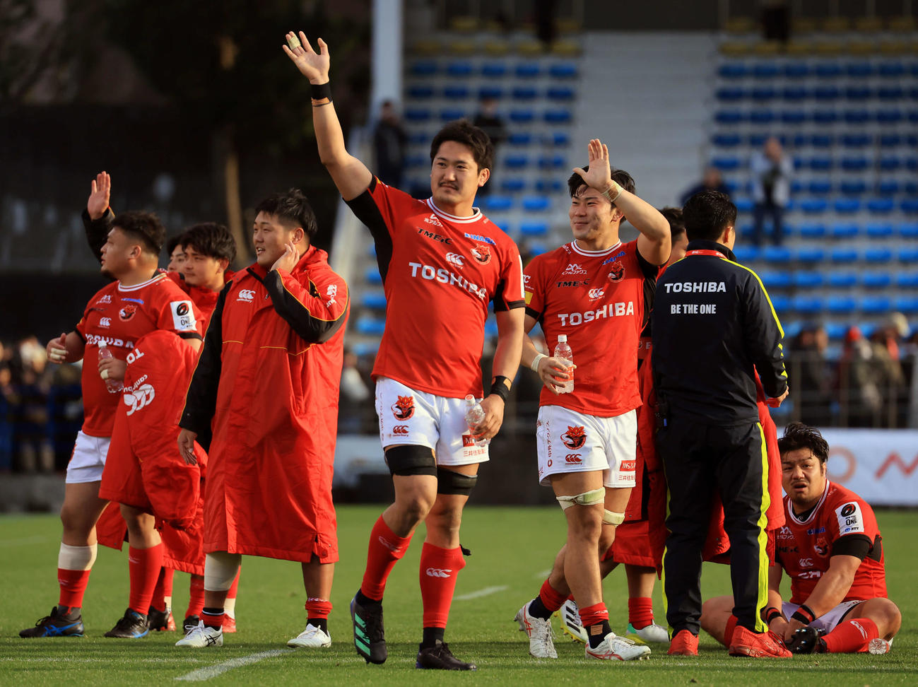 BL東京対横浜　7連勝で、スタンドに笑顔で手を振るBL東京の選手たち（撮影・浅見桂子）