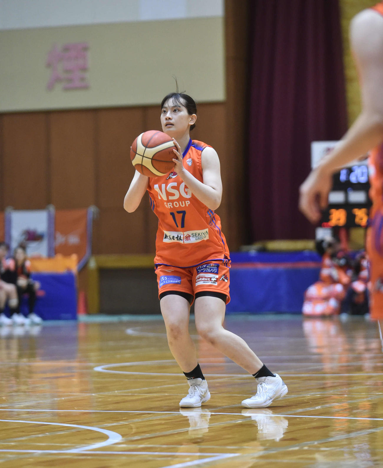 第4Q、3点シュートを狙う山瑞。この試合、チーム唯一の1本を決める