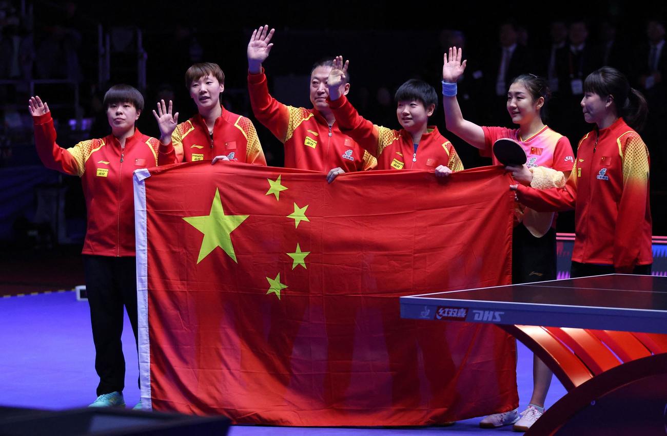 優勝した中国の選手らは観客ん手を振る（ロイター）