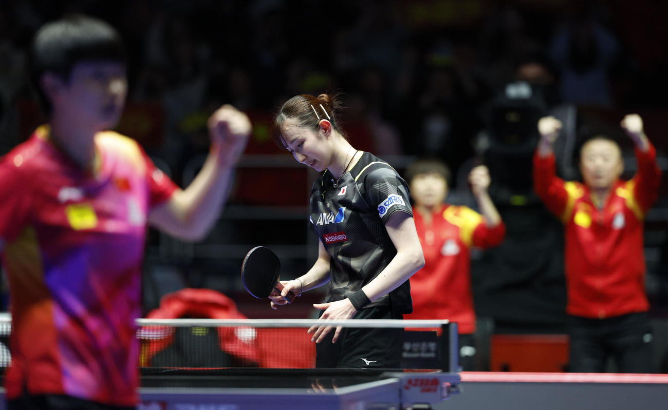 女子決勝　中国戦の第4試合で孫穎莎（手前）にポイントを奪われた早田ひな＝釜山（共同）