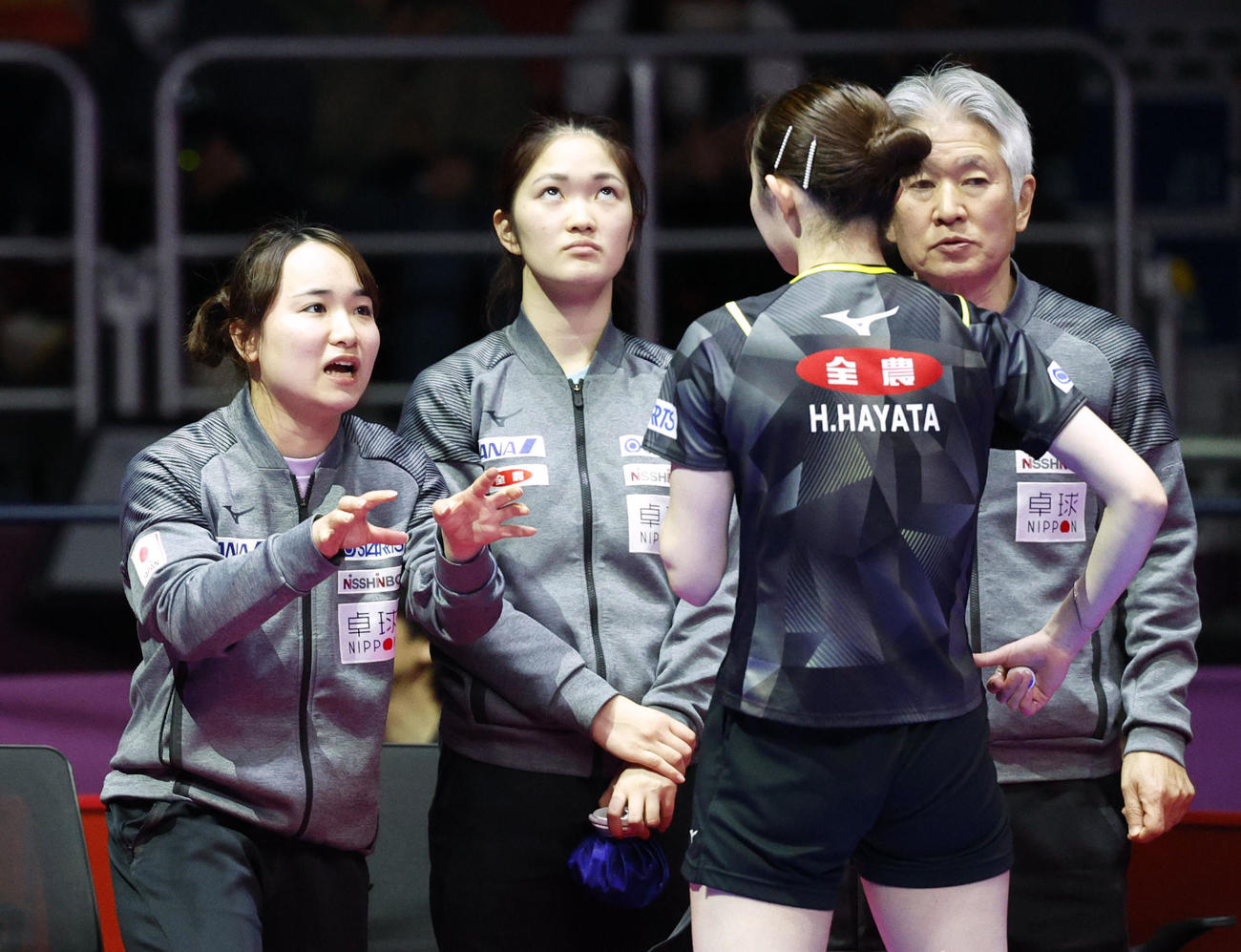 女子決勝　中国戦の第4試合で早田ひな（手前）にアドバイスする伊藤美誠（左端）＝釜山（共同）