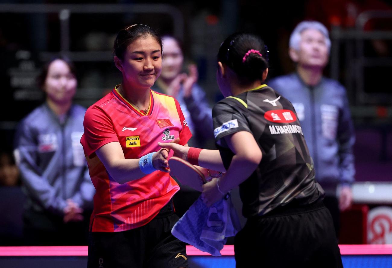 試合後、中国選手と握手する張本美和（ロイター）