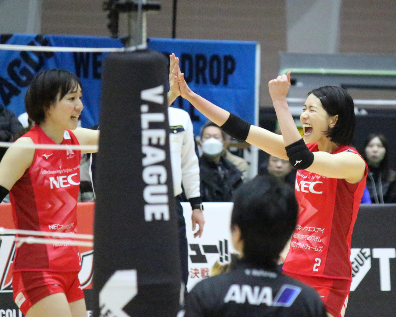 得点を挙げてガッツポーズするNECの古賀紗理那（右）（撮影・勝部晃多）