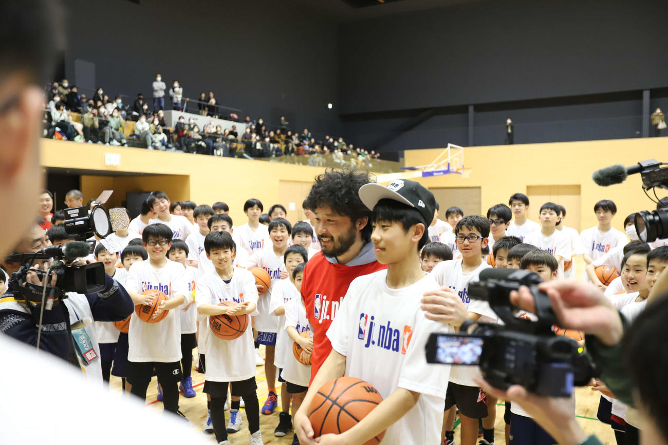 BリーグとNBA共同の取り組みとして行われたJr.NBAクリニックにサプライズで登場した宇都宮の田臥勇太（撮影・沢田啓太郎）