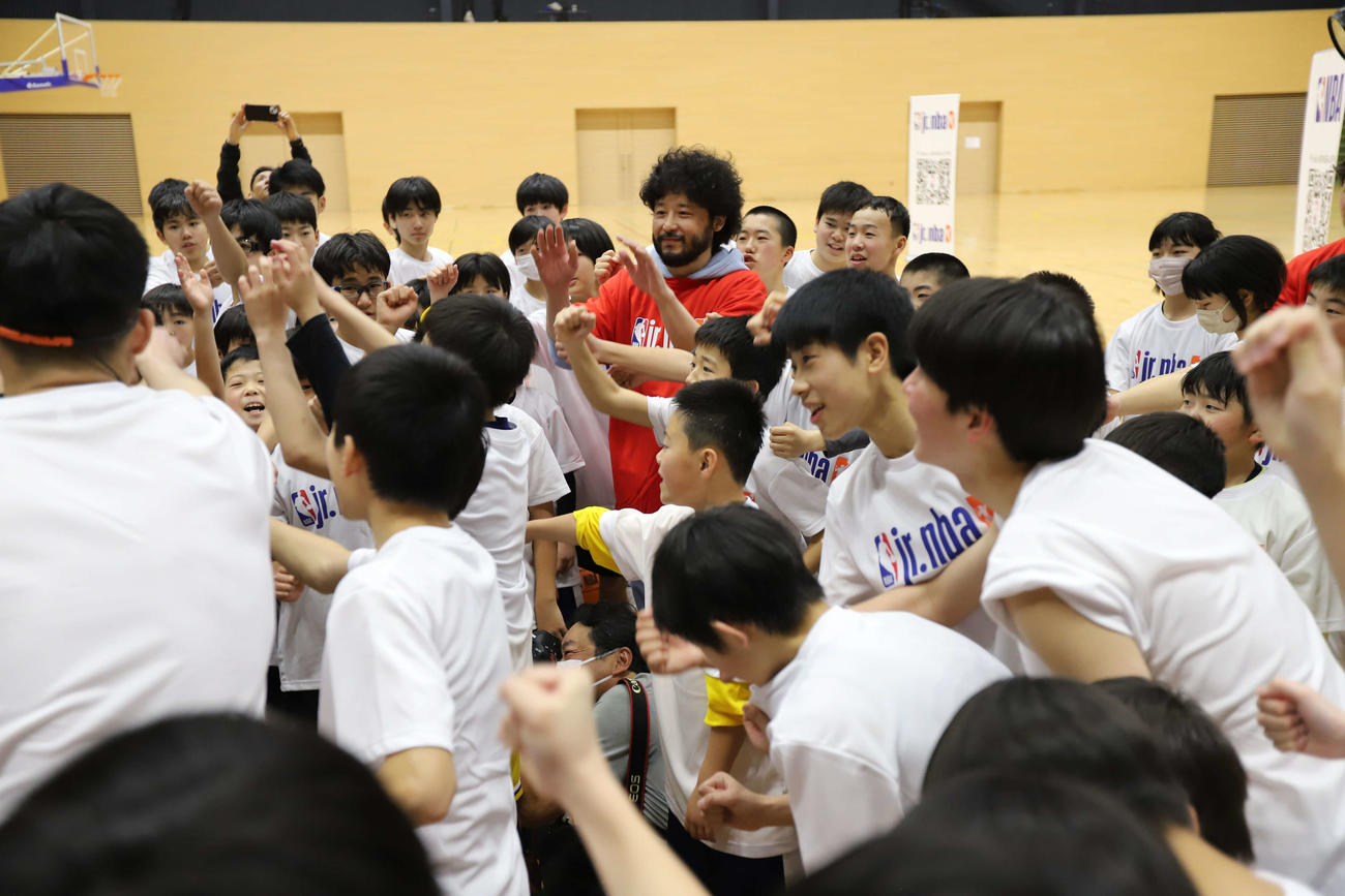 BリーグとNBA共同の取り組みとして行われたJr.NBAクリニックにサプライズで登場した宇都宮の田臥勇太（撮影・沢田啓太郎）