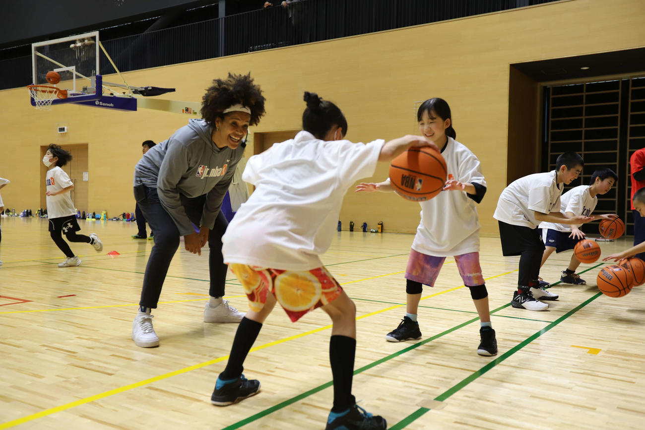 BリーグとNBA共同の取り組みとして行われたJr.NBAクリニックで子供たちを教えるナタリア・アンドレコーチ（撮影・沢田啓太郎）