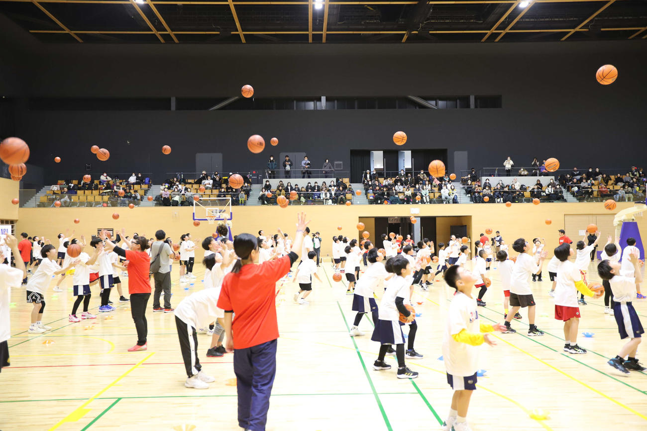 BリーグとNBA共同の取り組みとして行われたJr.NBAクリニックに参加した子供たち（撮影・沢田啓太郎）