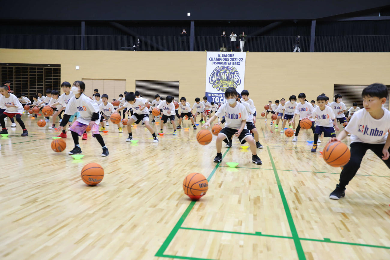 BリーグとNBA共同の取り組みとして行われたJr.NBAクリニックに参加した子供たち（撮影・沢田啓太郎）