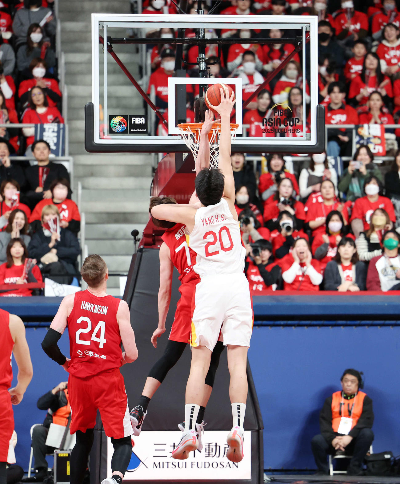 日本対中国　第3Q、相手のダンクを阻止する井上（撮影・宮地輝）