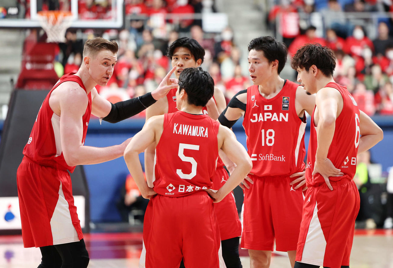 日本対中国　第4Q、集まって話し合う、左からホーキンソン、吉井、河村、馬場、比江島（撮影・宮地輝）