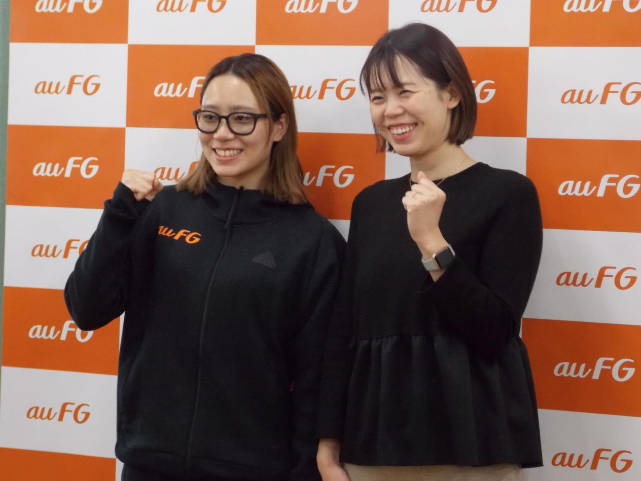 公開練習後、メンタルサポートコーチの星奈津美さん（右）と笑顔を見せる石原愛依（撮影・松本航）