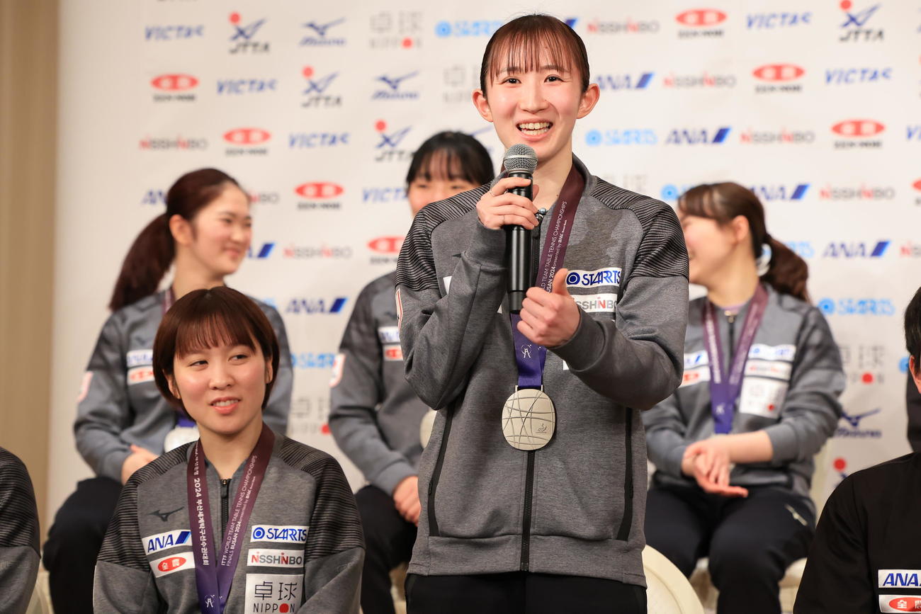世界卓球選手権釜山大会から帰国し、笑顔で思いを語る早田(右)(撮影・浅見桂子)