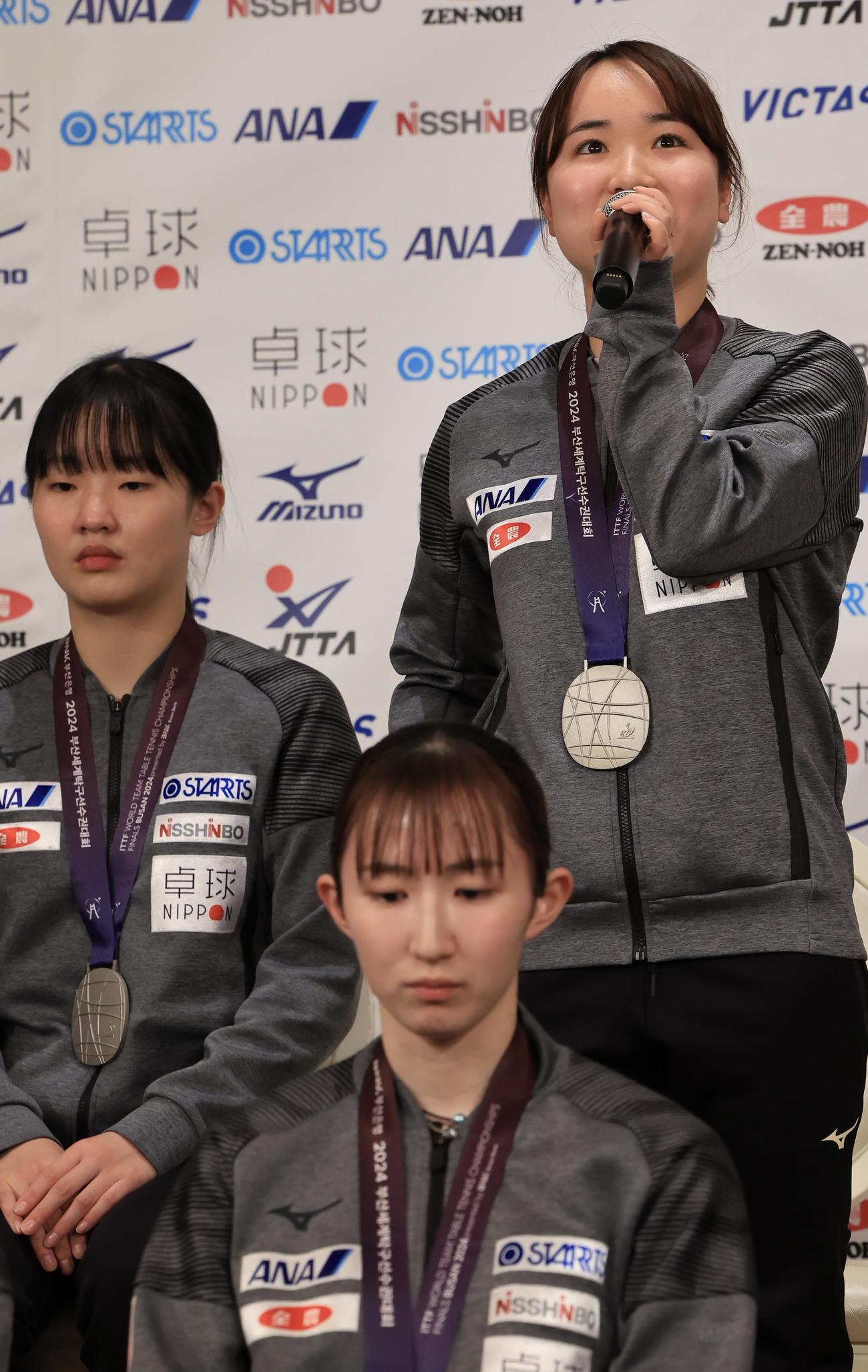世界卓球選手権釜山大会から帰国し、思いを語る伊藤(右)。手前は早田。左は張本(撮影・浅見桂子)