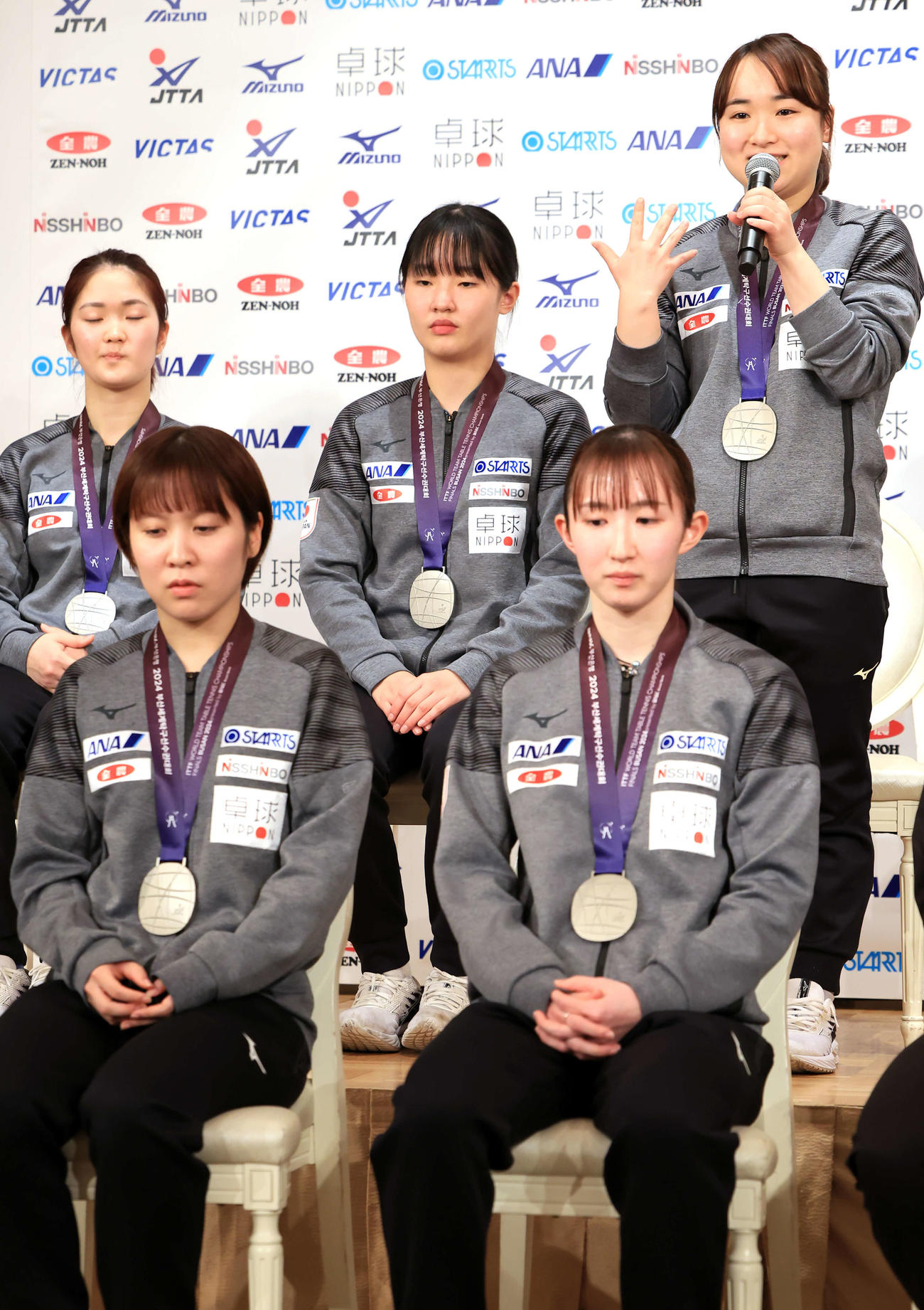 世界卓球選手権釜山大会から帰国し、会見で思いを語る伊藤（右上）。手前左から平野、早田。後列左から木原、張本美（撮影・浅見桂子）