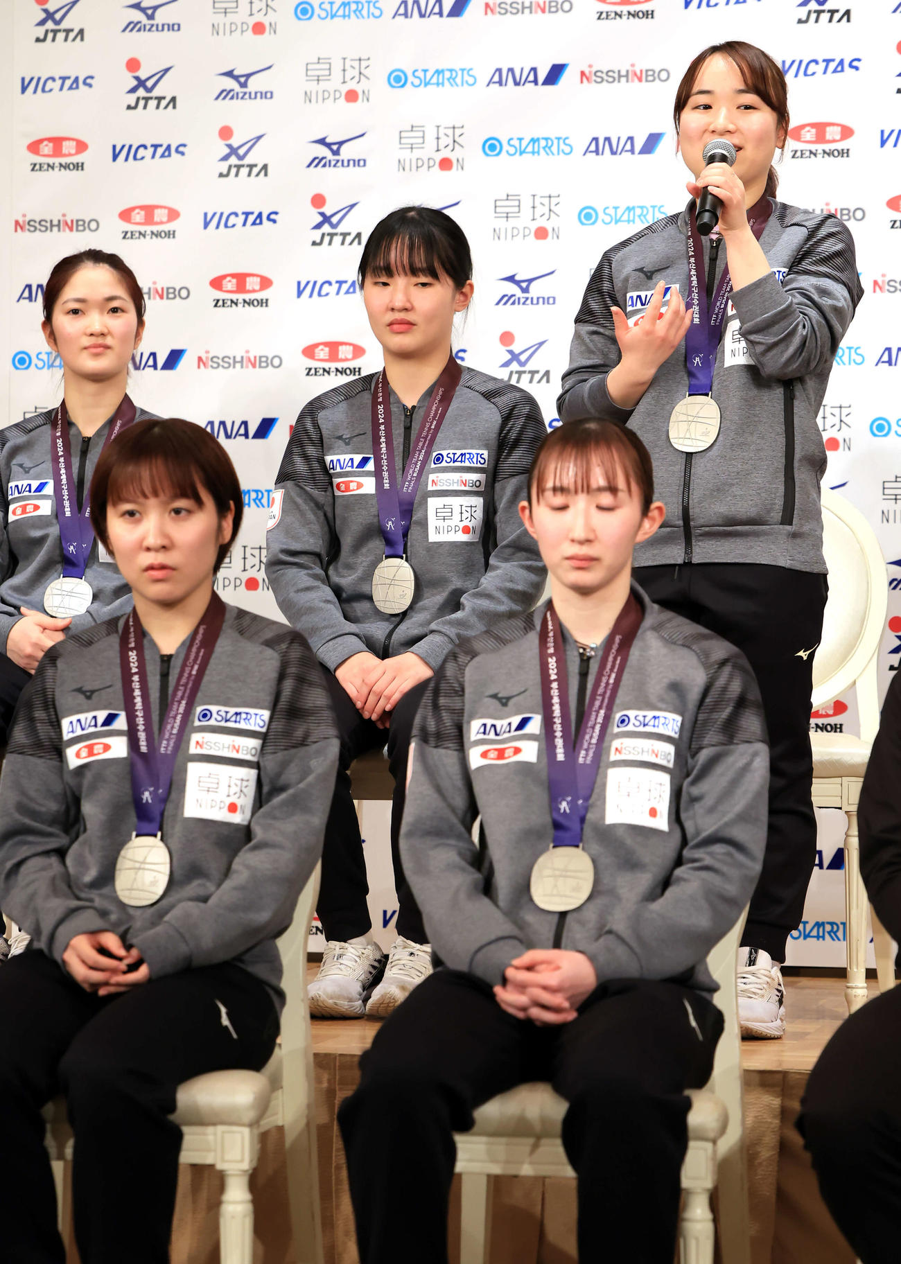 世界卓球選手権釜山大会から帰国し、会見で思いを語る伊藤（右上）。手前左から平野、早田。後列左から木原、張本美（撮影・浅見桂子）