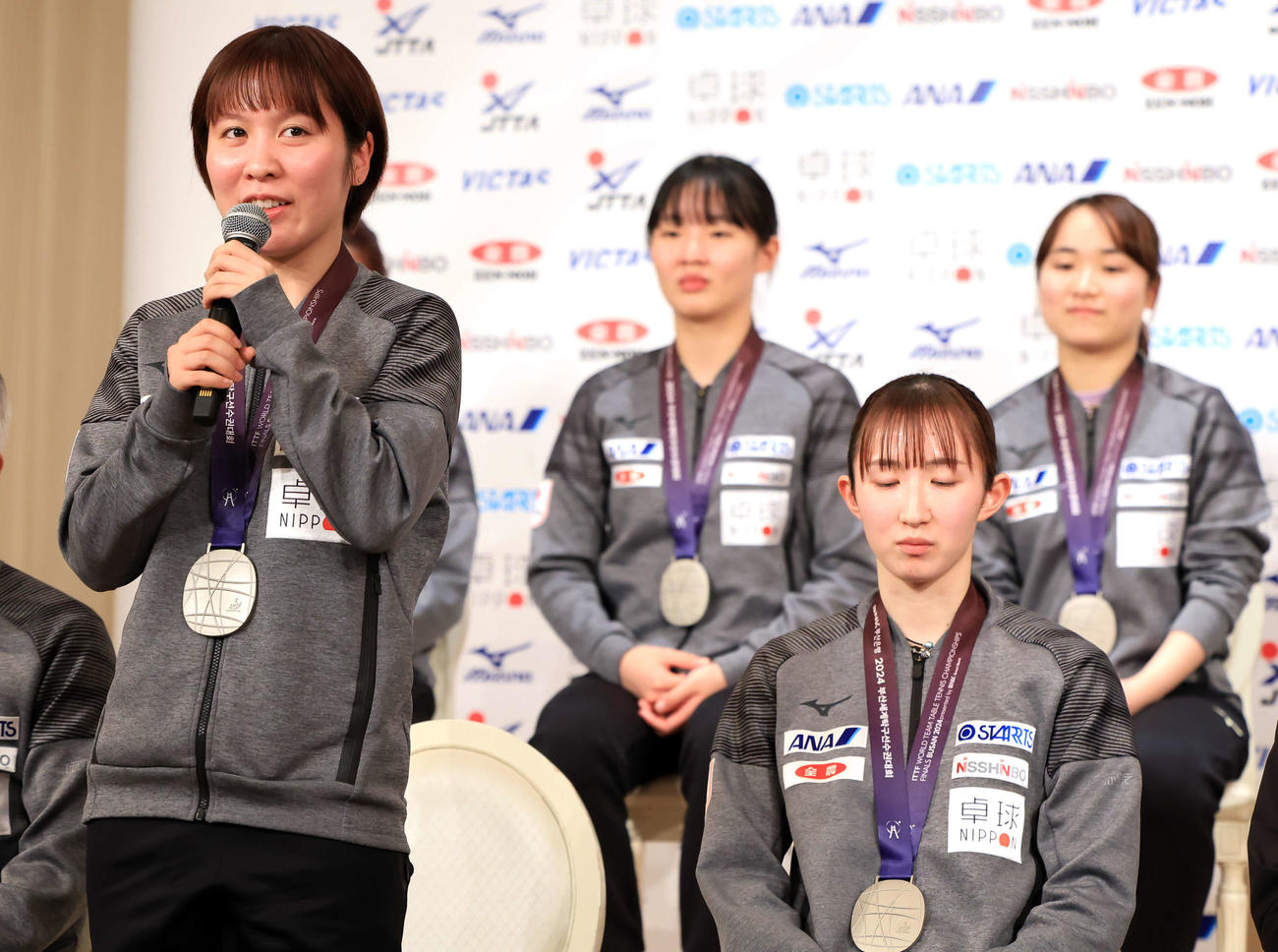 世界卓球選手権釜山大会から帰国し、会見で思いを語る平野（左）。右隣は早田。後列左から張本美、伊藤（撮影・浅見桂子）