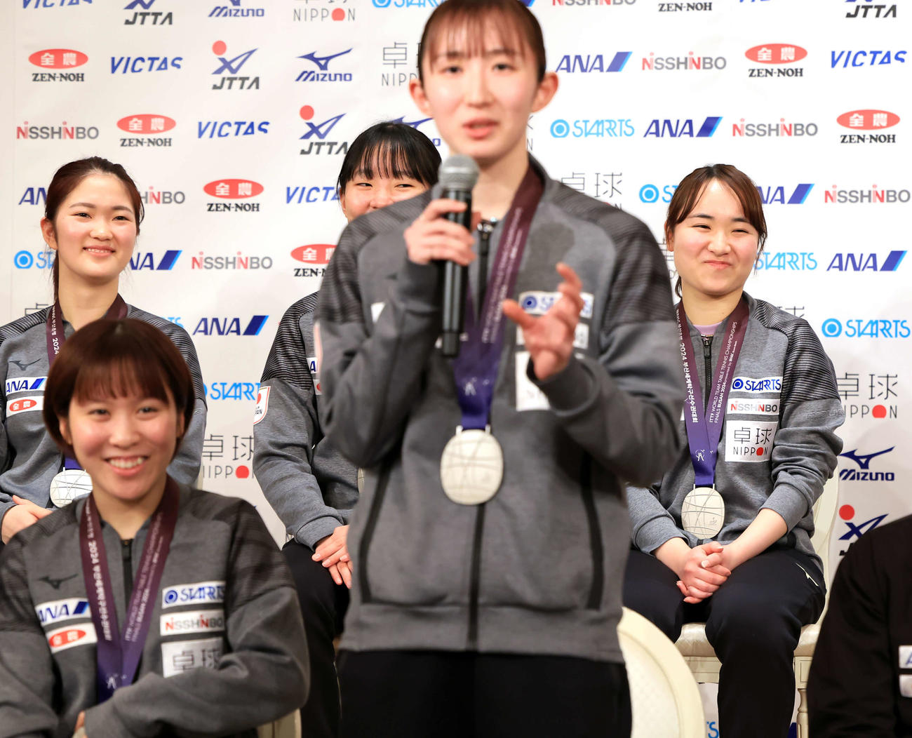 会見で、伊藤は（後方右）は、自分への思いを語る早田（手前右）の言葉に照れ笑いする。手前左は平野、後列左は木原、同中央は張本美（撮影・浅見桂子）