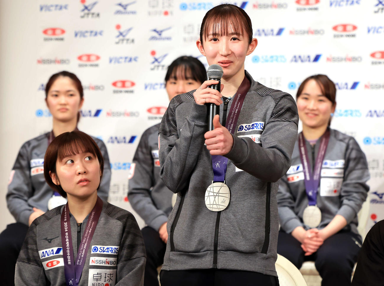 会見で、様々な思いを語りながら笑顔でサムズアップする早田（手前右）。同左は平野。後列左から木原、張本美、伊藤（撮影・浅見桂子）