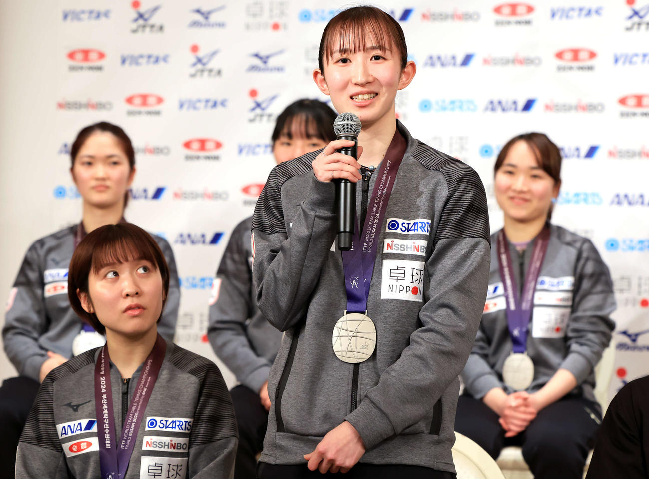 会見で、様々な思いを笑顔を交えて語る早田（手前右）。同左は平野。後列左から木原、張本美、伊藤（撮影・浅見桂子）
