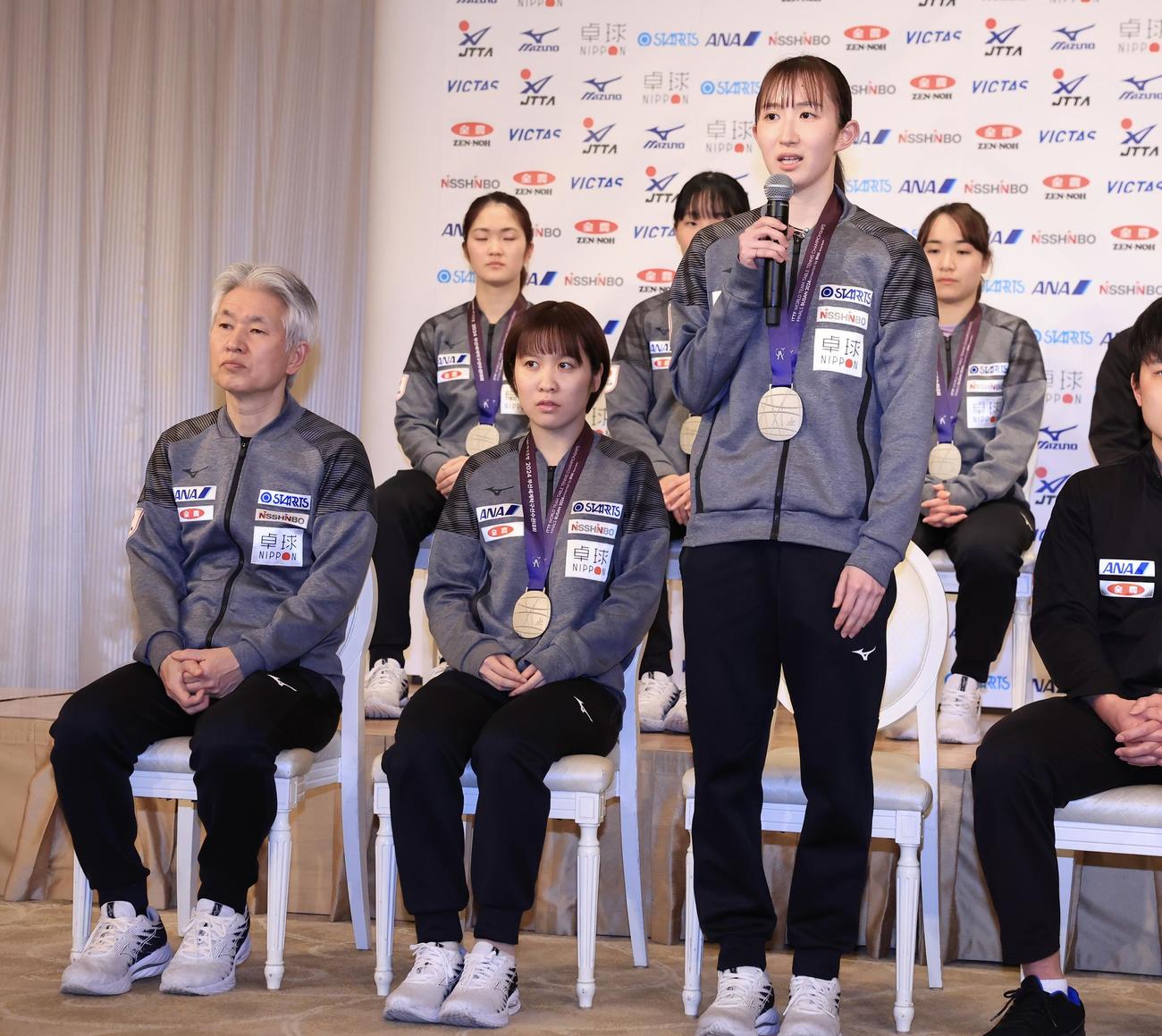 世界卓球選手権釜山大会から帰国し、思いを語る早田(右)(撮影・浅見桂子)