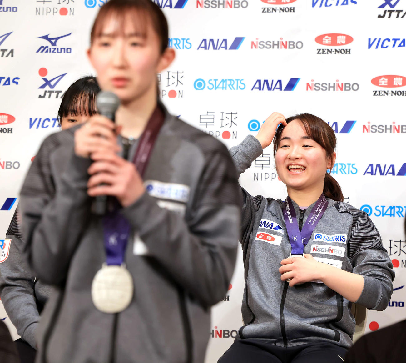 会見で、伊藤は（後方）は、自分への思いを語る早田（手前）の言葉に照れ笑いする（撮影・浅見桂子）
