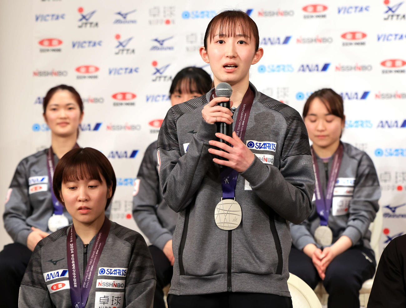 会見で、様々な思いを語る早田（手前右）。同左は平野。後列左から木原、張本美、伊藤（撮影・浅見桂子）