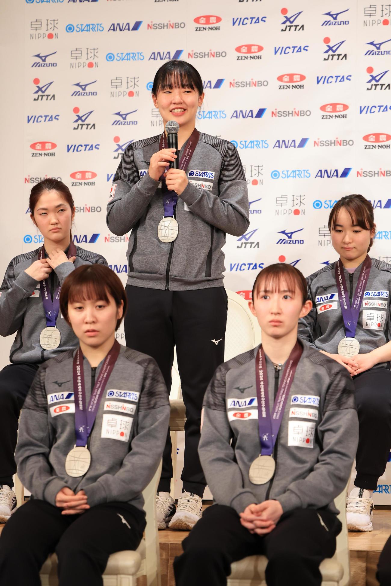 世界卓球選手権釜山大会から帰国し、思いを語る張本美(中央)(撮影・浅見桂子)