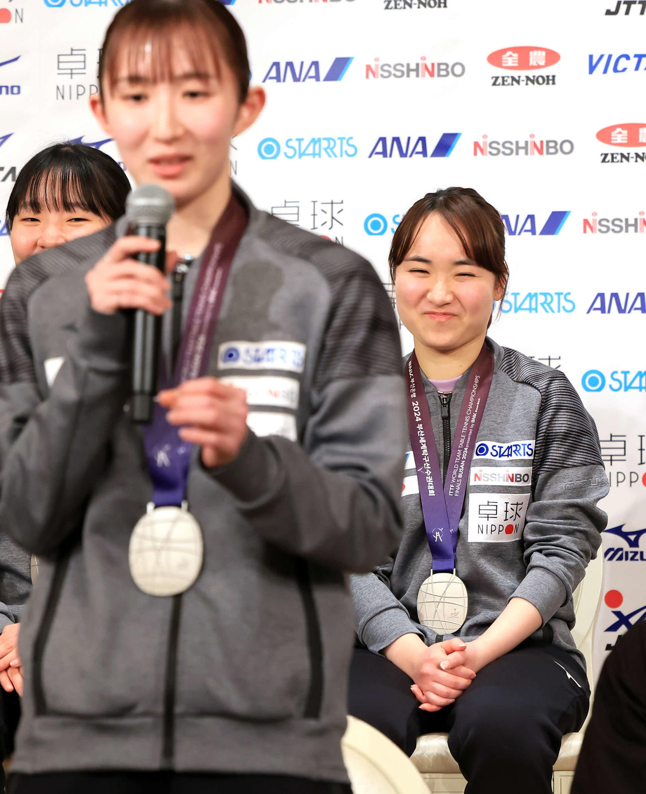 会見で、伊藤は（後方右）は、自分への思いを語る早田（手前）の言葉に照れ笑いする（撮影・浅見桂子）