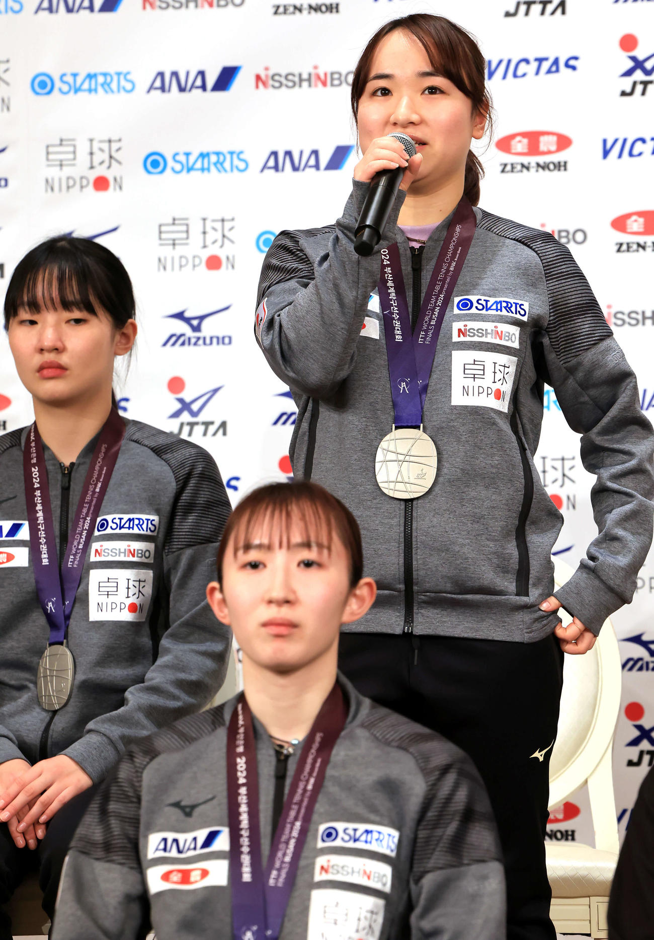 世界卓球選手権釜山大会から帰国し、会見で思いを語る伊藤（右）。手前は早田。左は張本美（撮影・浅見桂子）