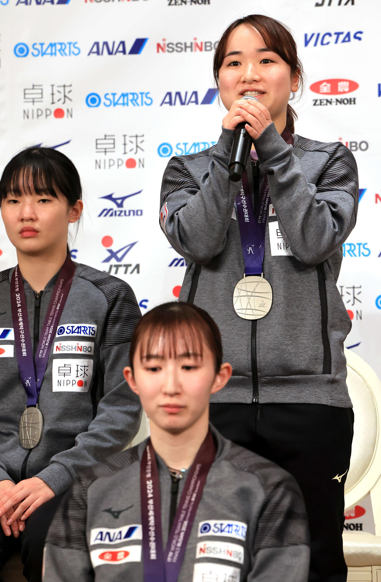 世界卓球選手権釜山大会から帰国し、会見で思いを語る伊藤（右）。手前は早田。左は張本美（撮影・浅見桂子）