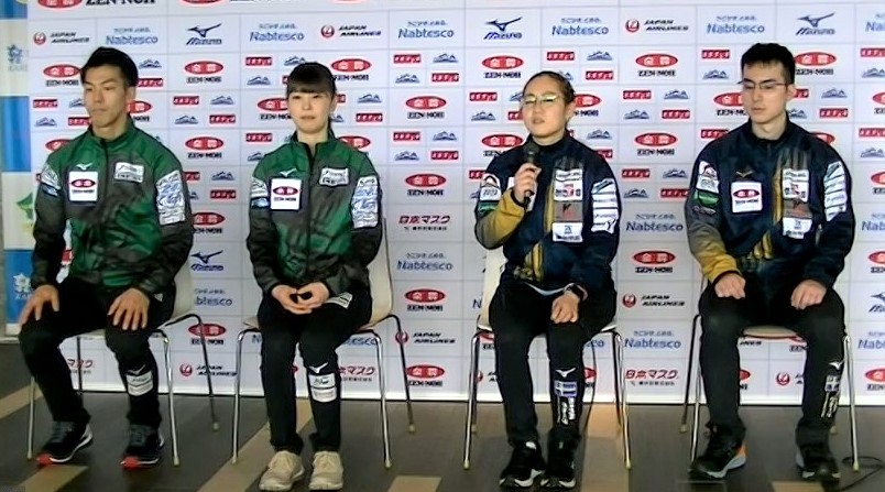 カーリング混合ダブルスの日本選手権開幕会見に臨む、左から谷田、松村、小穴、青木（スクリーンショット）