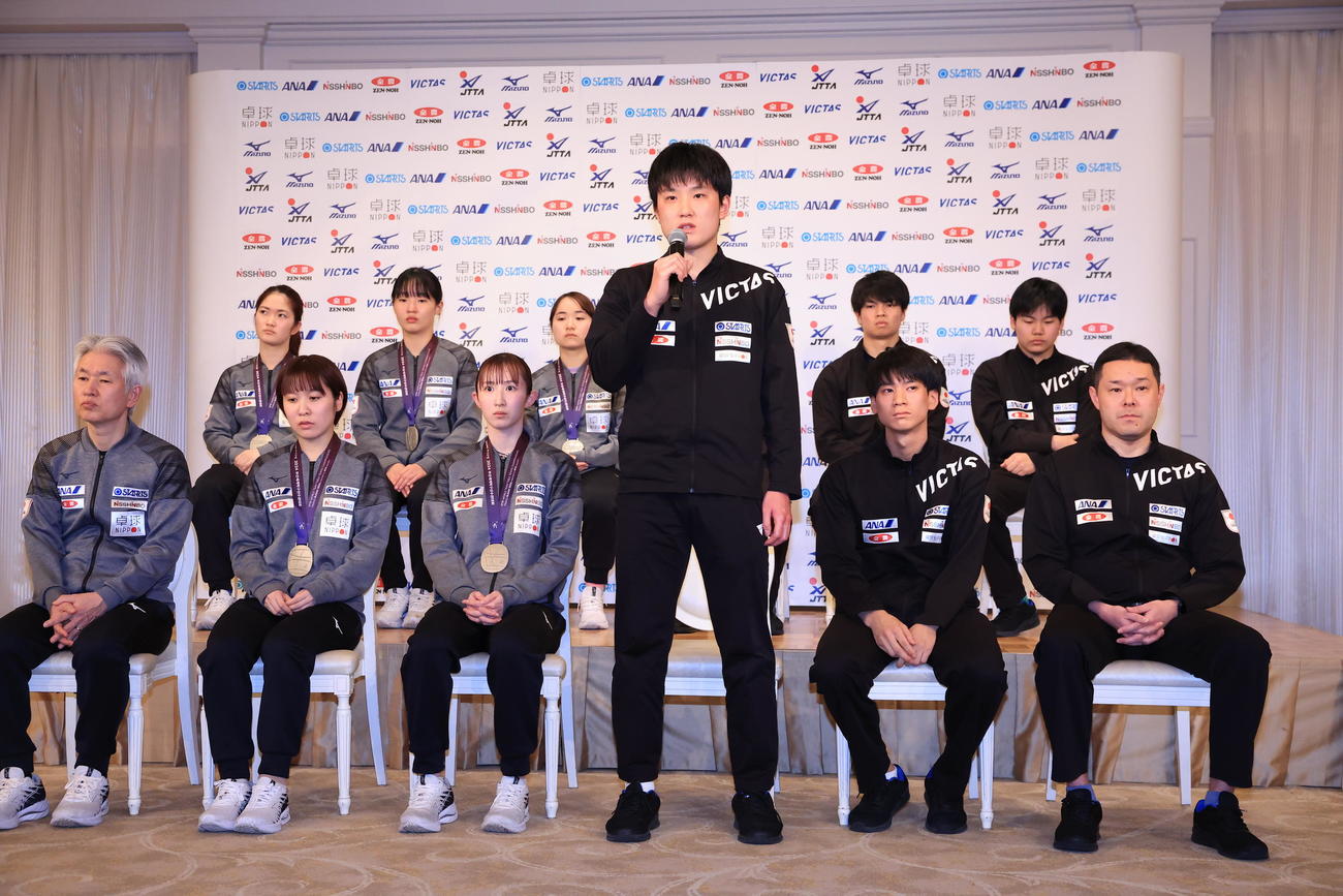 世界卓球選手権釜山大会から帰国し、思いを語る張本智(中央)(撮影・浅見桂子)