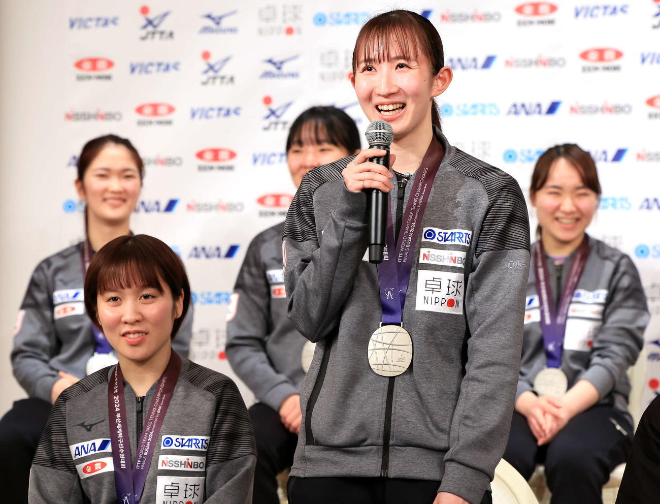 会見で、様々な思いを笑顔を交えて語る早田（手前右）。同左は平野。後列左から木原、張本美、伊藤（撮影・浅見桂子）