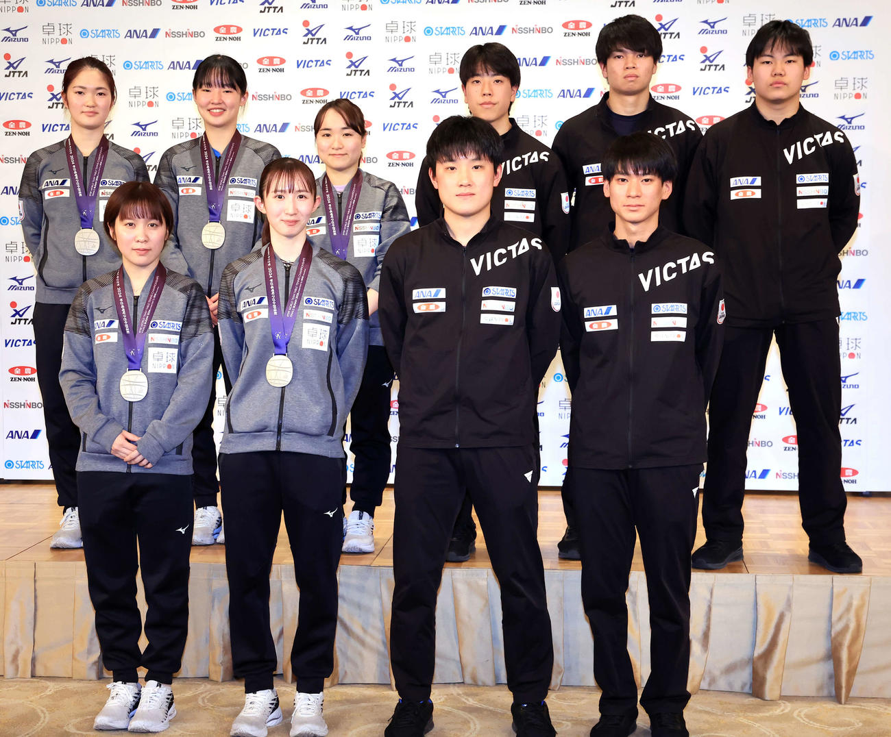 世界卓球選手権釜山大会から帰国し、笑顔で記念撮影する前列左から平野、早田、張本智、戸上、後列左から木原、張本美、伊藤、篠塚、田中、松島（撮影・浅見桂子）