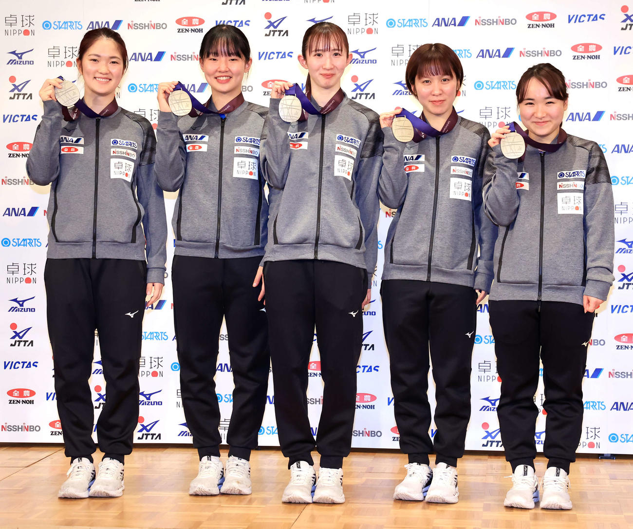 世界卓球選手権釜山大会から帰国し、銀メダルを手に笑顔で記念撮影する左から木原、張本美、早田、平野、伊藤（撮影・浅見桂子）