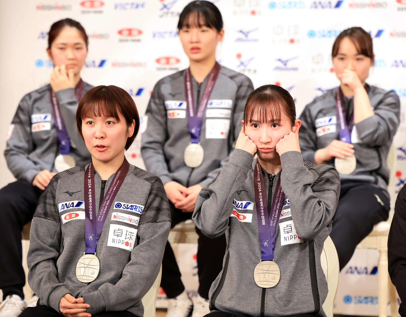 会見で、火照りを手で抑える早田（手前右）。同左は平野。後列左から木原、張本美、伊藤（撮影・浅見桂子）