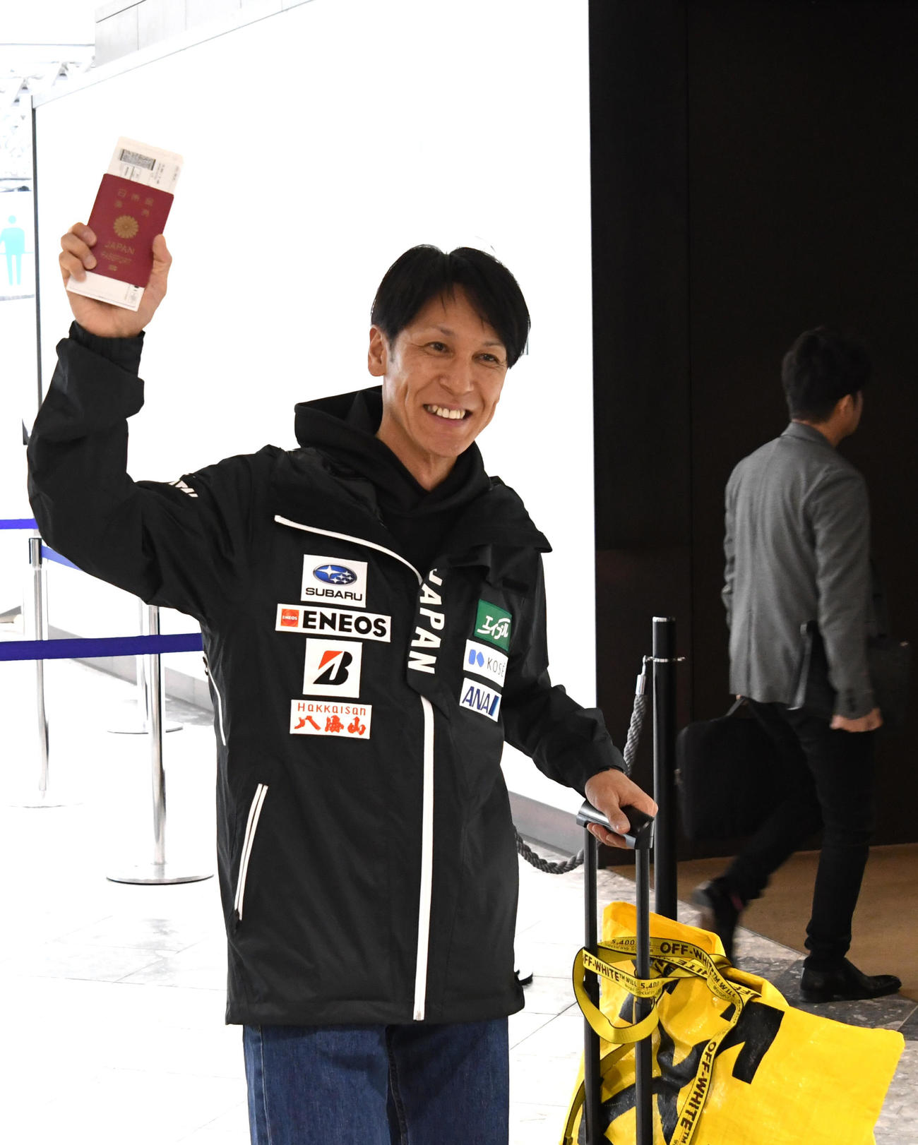 報道陣に向けて手を振る葛西（撮影・石井翔太）
