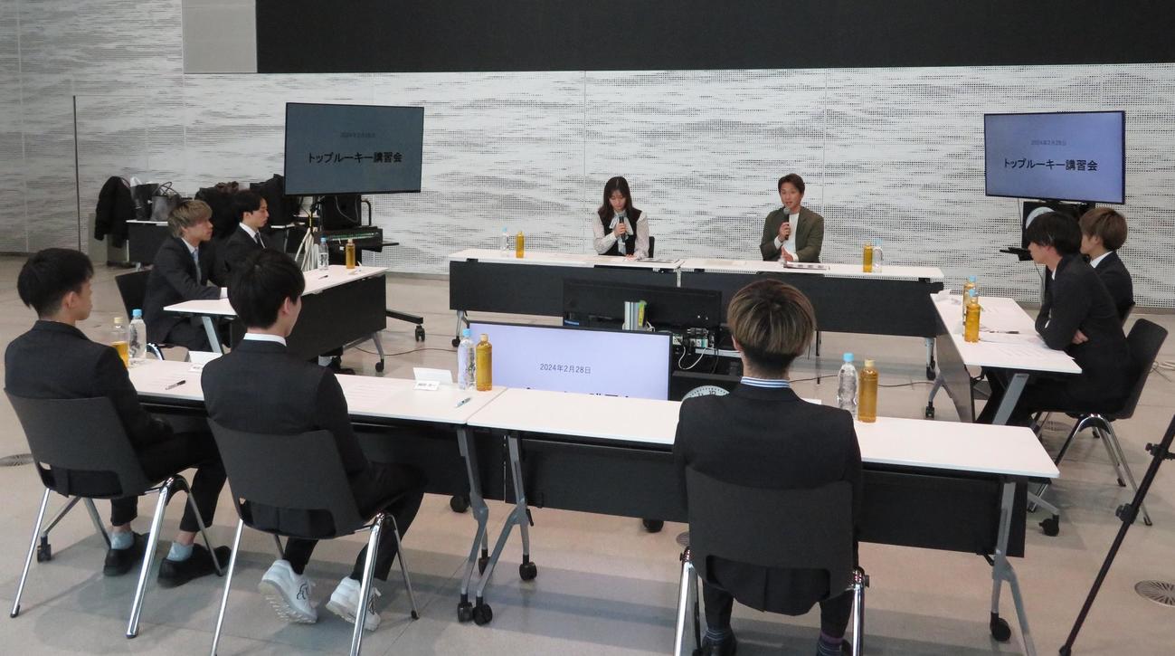 ボートレースの「トップルーキー講習会」に参加する福西崇史氏や選手ら＝2024年2月28日