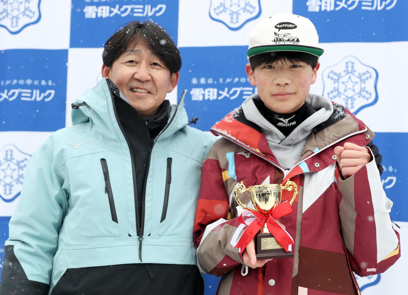 父岡部孝信（左）と岡部凛大郎（2023年2月4日撮影）