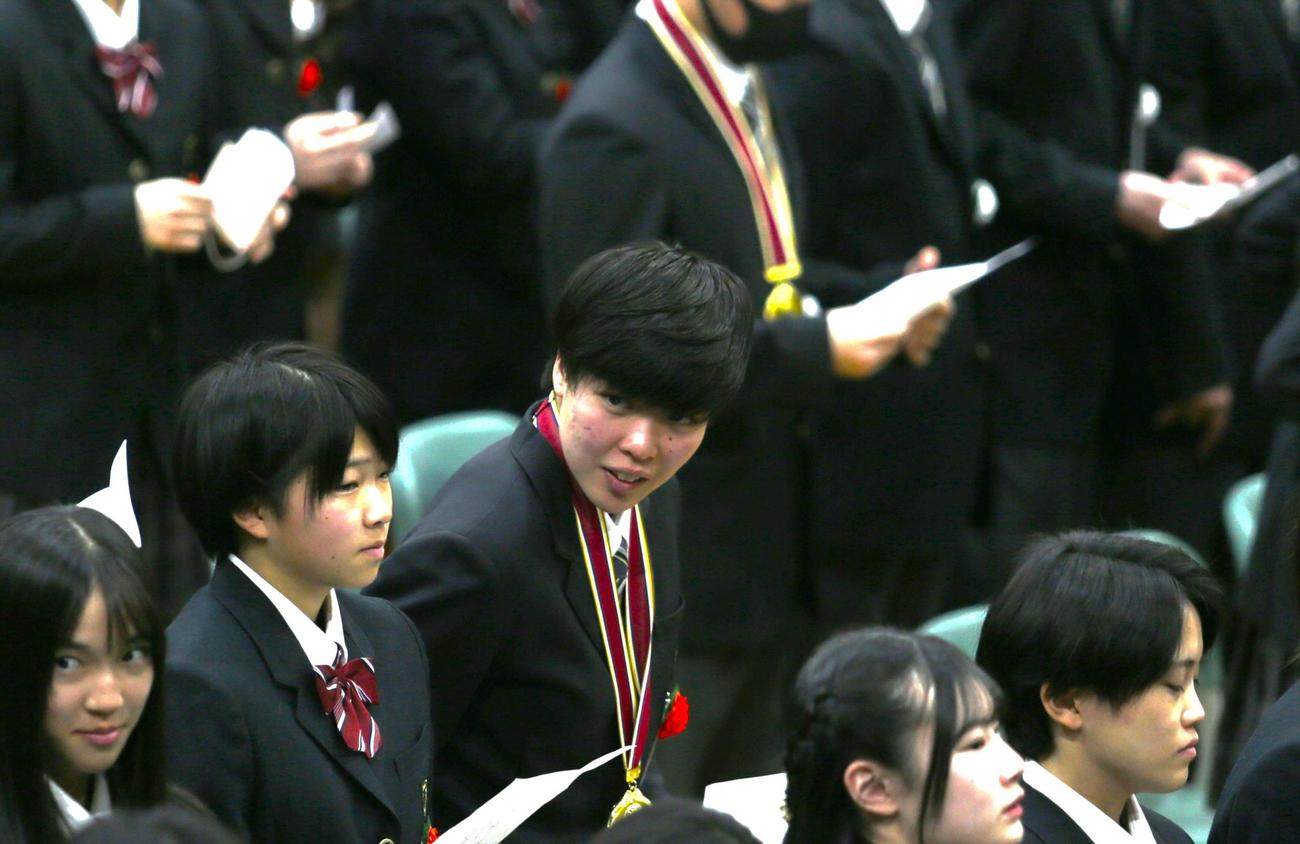 卒業式の歌唱中に笑顔を見せる笠井（中央、撮影・中島洋尚）