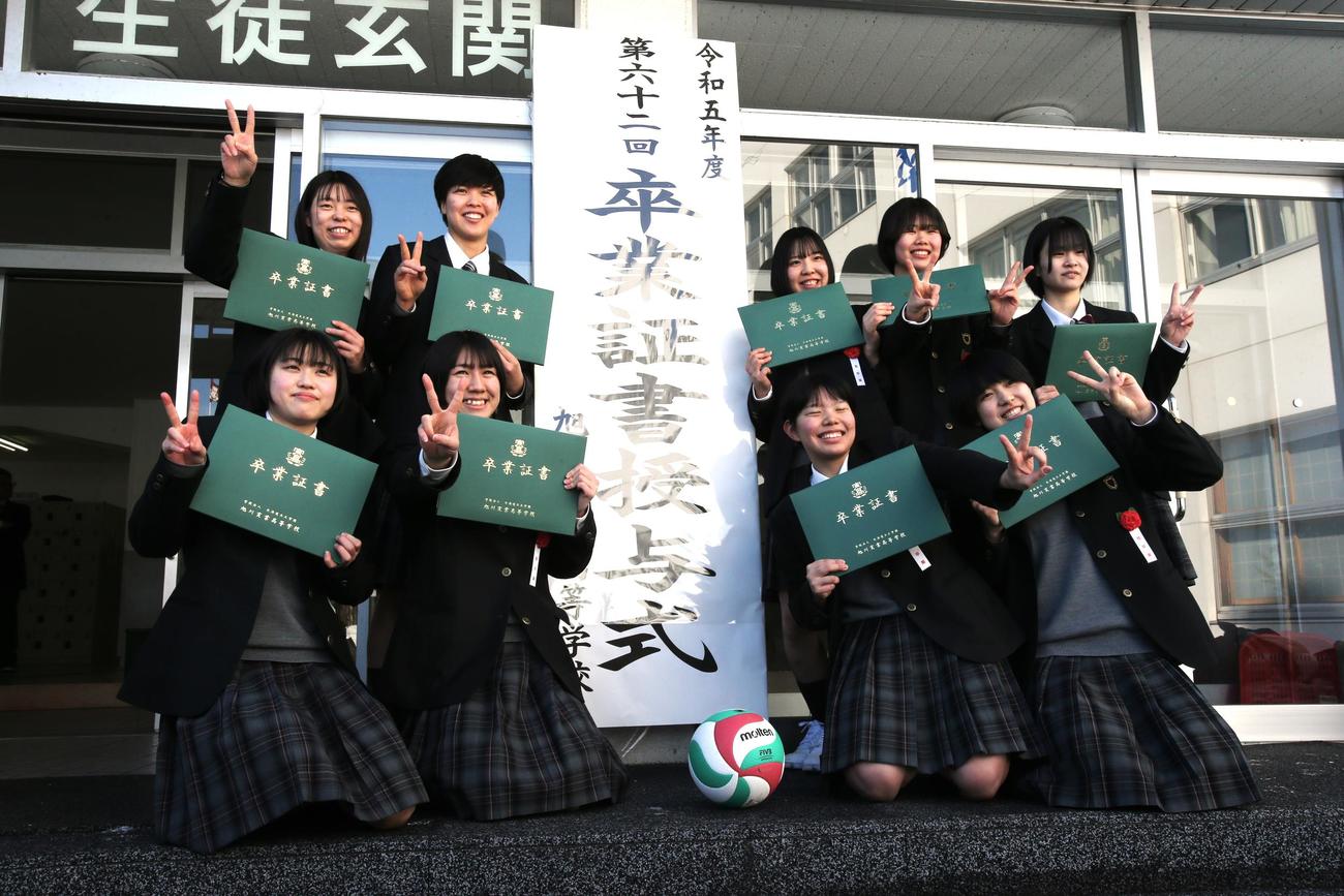 旭川実高を卒業した笠井（後列左から2人目）は、同期のメンバーとピースサイン（撮影・中島洋尚）