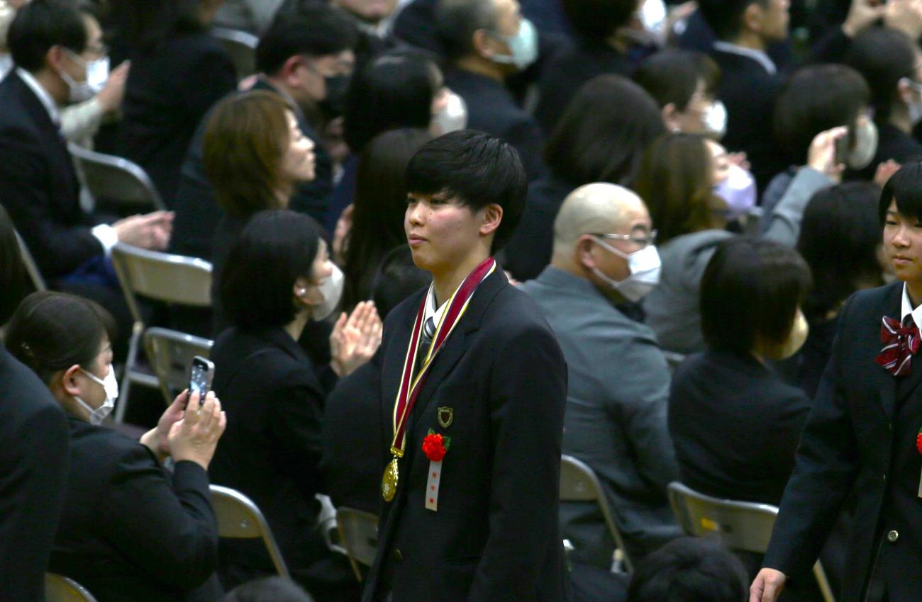 卒業式会場からにこやかな表情で退場する笠井（中央、撮影・中島洋尚）