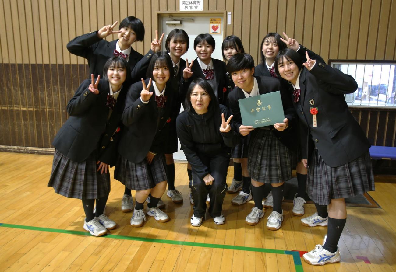旭川実高を卒業した笠井（前列右から2人目）は、岡本監督（前列中央）と同期のメンバーと笑顔を見せる（撮影・中島洋尚）