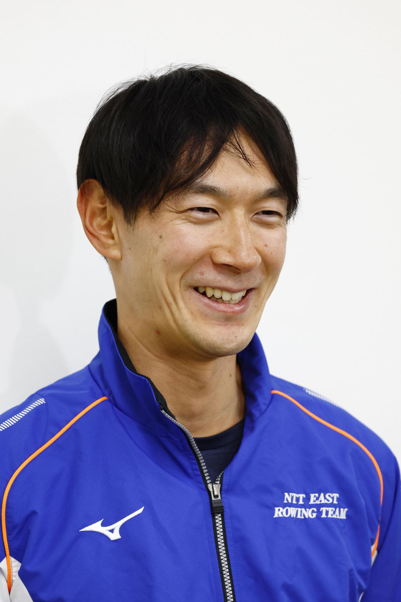レースを終え取材に応じる荒川龍太。ローイング男子シングルスカルのパリ五輪代表に決まった（共同）